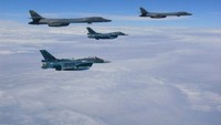 2 Pesawat pengebom AS, B-1B Lancer berpatroli selama 10 jam di sekitar Kyushu, Jepang. Mereka dikawal jet tempur Jepang, F-2 fighter, 8 Agustus 2017. U.S. Air Force/Handout via REUTERS.