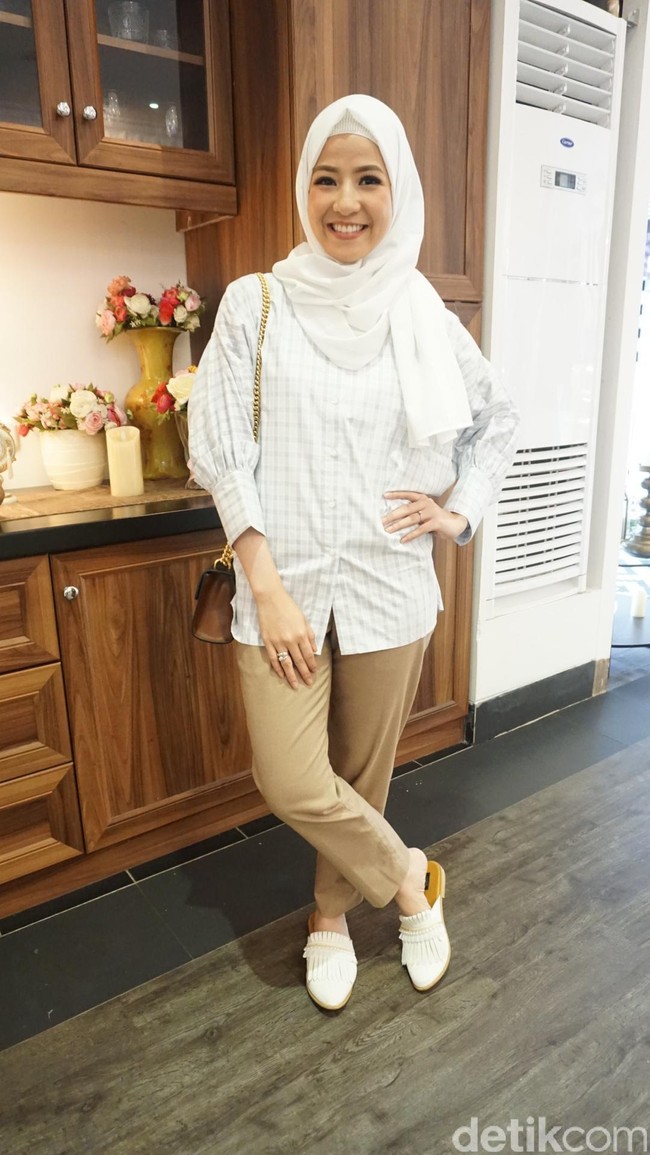 Sementara Natasha Rizki tampil cantik dalam setelan baju kasual berupa kemeja dan celana lurus warna khaki. Foto: Dok. Arina Yulistara/Wolipop