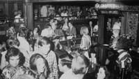 TGI Fridays juga tak kalah jadul. Sudah ada sejak 1965 dengan gerai pertama di Manhattan. Dulunya TGI Fridays populer sebagai tempat berkumpulnya para jomblo. Foto: This Is Insider