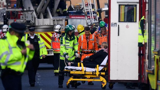 Brak! Bus Tingkat London Tabrak Pertokoan, Penumpang Luka-luka