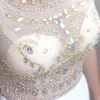 Detail bebatuan pada gaun asli tidak seindah di foto iklan. Foto: Dok. Bored Panda