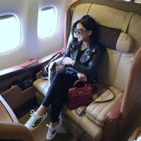 Syahrini memakai sneakers Gucci yang identik dengan embroidery dan garisnya yang ikonik. Berikut ini adalah sneakers dengan embroidery ular yang dijual US$ 950 atau Rp 12,6 juta. 