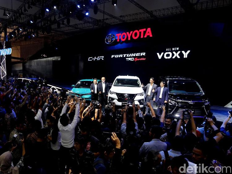 Foto: Toyota Luncurkan 2 Mobil Anyar Voxy dan Fortuner TRD