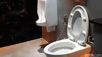 Toilet di dalam ruang karaoke dewasa. Terkait pencatutan nama, para pejabat yang disebut namanya sudah membantah (Rois/detikcom)