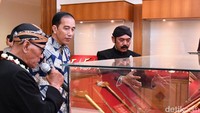 Foto: Laily Rachev - Biro Pers SetpresJokowi juga mengatakan, keris merupakan warisan budaya bangsa yang memiliki nilai dan filosofi yang tinggi. Bahkan, kata Jokowi, keris Indonesia sudah dikukuhkan sebagai warisan budaya dunia non-bendawi manusia oleh UNESCO di tahun 2005.Artinya, walaupun kita berupaya mengejar kemajuan tapi kita tidak boleh tercerabut dari tradisi, tidak boleh meninggalkan nilai-nilai adiluhung bangsa. Untuk itu sudah seharusnya kita terus menjaga, melestarikan warisan budaya bangsa, termasuk keris, ucapnya.