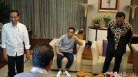 AHY sempat menemui Presiden Jokowi untuk menyerahkan undangan launching The Yudhoyono Institute tanggal 10 Agustus lalu. Putra sulung Jokowi, Gibran Rakabuming turut nimbrung dalam pertemuan ini. (Foto: Bagus Prihantoro Nugroho/detikcom)