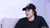 Sama halnya dengan Vino G Bastian yang memilih kaus hitam lengan panjang dan jeans.