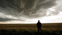 Para pemburu badai ini adalah garda terdepan di bidang penelitian badai dan tornado di Amerika. Tanpa penelitian mereka, mungkin banyak yang tidak mengetahui bagaimana badai terbentuk, pola dan pergerakannya, serta memprediksi kapan badai terjadi (Drew Angerer/Getty Images)