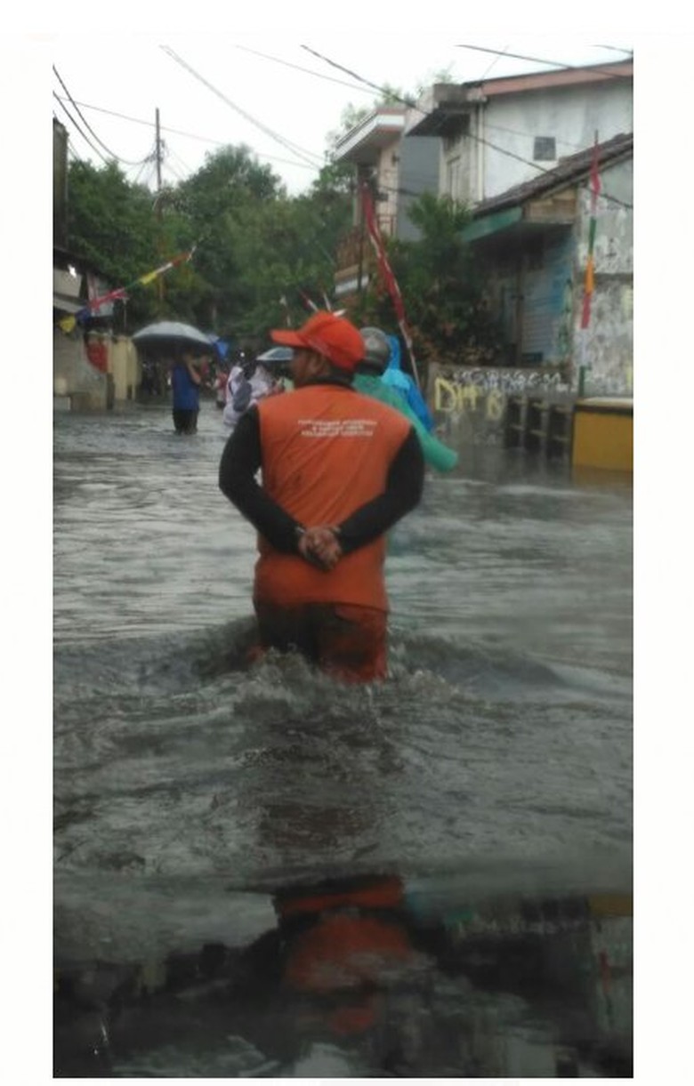 Diguyur Hujan Deras Beberapa Wilayah Di Jakarta Tergenang