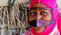 Topeng kumis digunakan para wanita di desa-desa Qeshm untuk berkamuflase. Desain ini telah ada sejak berabad abad lalu (BBC)