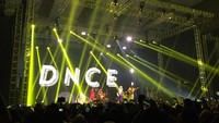 DNCE membuka aksinya dengan membawakan ‘Naked’. Foto: Dyah Paramita Saraswati/detikHOT