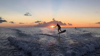 Di pantai ini selain bersantai, para turis juga bisa menikmati wahana kayaking dan banana boat (Visit Guam/Facebook)