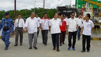 Direktur Pemasaran dan Supply Chain Semen Indonesia Ahyanizzaman bersama Deputi Bidang Usaha Pertambangan dan Industri Strategis Fajar Harry Sampurno dan Direktur Komersial PT Perusahaan Perdagangan Indonesia Trisilo Ari Setyawan saat meninjau kesiapan Pelabuhan Timika dan Bandara Mozes Kilangin untuk pendistribusian Semen di wilayah Papua. Istimewa.
