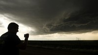 Tak hanya meneliti badai, para pemburu ini juga mendokumentasikan badai dari awal terbentuk sampai badai itu usai. Terkadang mereka melakukan siaran langsung alias live streaming, agar peneliti lainnya bisa mendapat data dari badai yang sedang mereka buru (Drew Angerer/Getty Images)