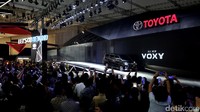 Hanya ada satu varian Voxy yang ditawarkan dengan banderol Rp 446 juta sementara Fortuner TRD ada dua varian yakni VRZ dan SRZ.