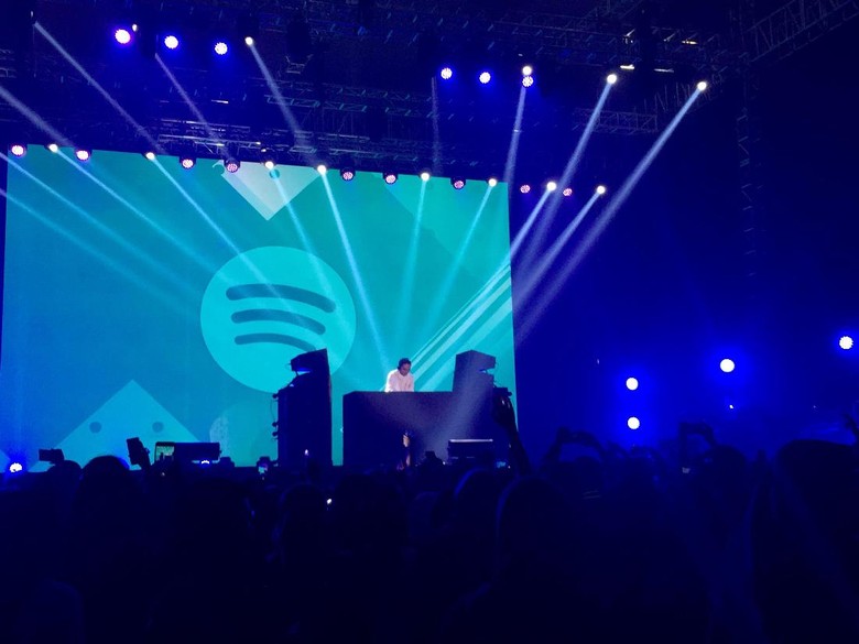 Petjah! Aksi Dipha Barus Tutup Spotify On Stage Petjah! Aksi Dipha Barus Tutup Spotify On Stage