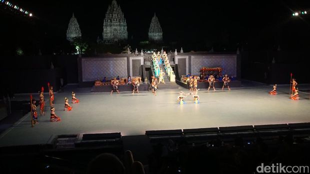 Delegasi Mahkamah Konstitusi (MK) se-Asia menyaksikan Sendratari Ramayana Prambanan di Yogyakarta.