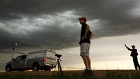 Kebanyakan para pemburu badai ini berlatar belakang pendidikan meteorologi. Seperti Hunter Anderson ini yang masih berstatus mahasiswa di St.Cloud State University (Drew Angerer/Getty Images)