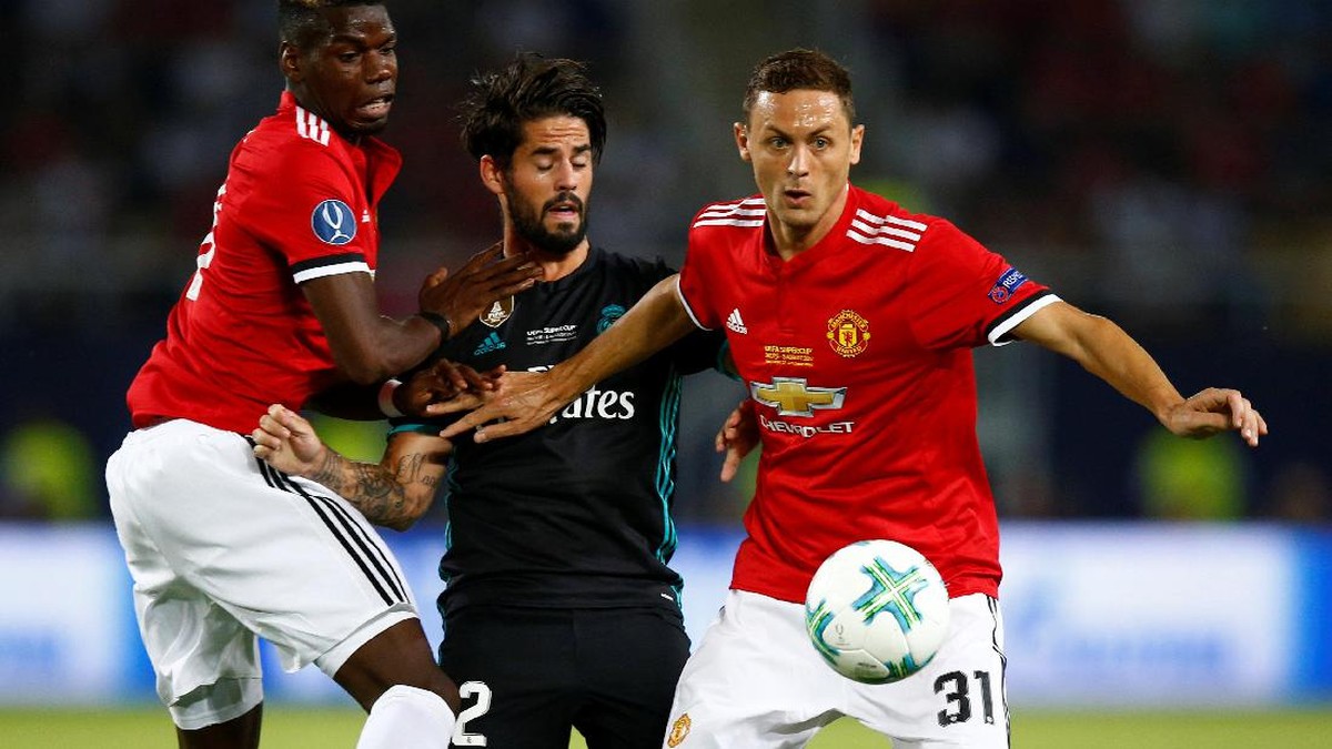 Paul Pogba dan Nemanja Matic pada laga melawan Real Madrid di Piala Super Eropa (Peter Cziborra/Reuters)