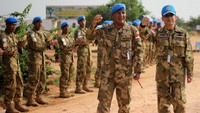 Kedatangan Atase Pertahanan Republik Indonesia (Athan RI) beserta rombongan diterima langsung oleh Dansatgas Batalyon Komposit TNI Konga XXXV-C/Unamid Letkol Inf Syamsul Alam, S.E., dengan acara tradisi penyambutan jajar kehormatan dan tepuk tangan yang meriah diiringi lagu Mars Garuda menuju ruang briefing untuk menerima paparan Dansatgas tentang kegiatan-kegiatan yang sudah berjalan, sedang berjalan dan kegiatan-kegiatan yang akan dilaksanakan ke depan, baik dibidang operasi, personel, material, dan seni budaya. Dok. Puspen TNI.