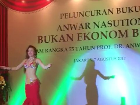 Tari perut di peluncuran buku Anwar Nasution / 