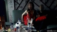 Lady escort mudah akrab dengan para tamu. Manajemen menegaskan tidak ada pornografi atau pornoaksi, karena bukan tempat prostitusi (Rois/detikcom)