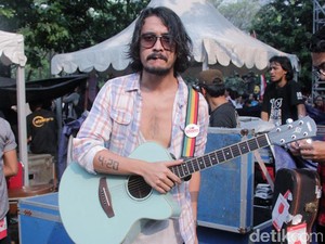 Ganja dan Tato 4:20 di Lengan Ello