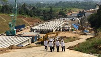 Jokowi meninjau proyek tol Bogor-Ciawi-Sukabumi (Bocimi). Jokowi melakukan peninjauan dengan mengenakan celana panjang hitam dan kemeja putih lengan panjang. Dia juga mengenakan helm. Ray Jordan/detikcom.