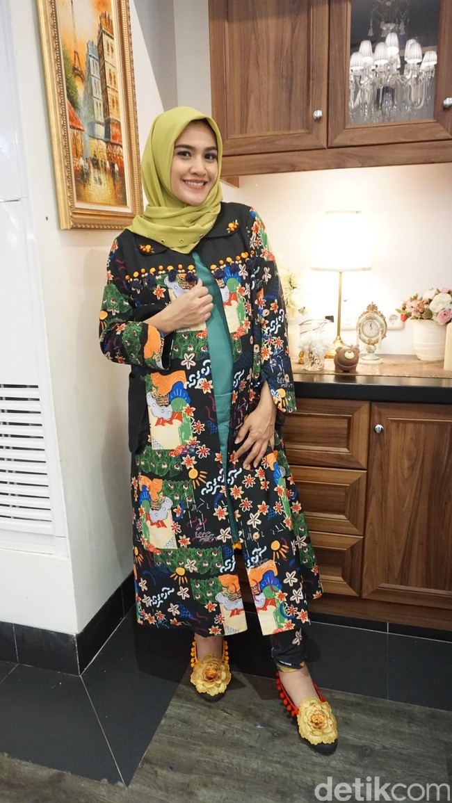 Selebriti Ratu Anandita turut hadir mengenakan baju yang ikonik dari Happa. Foto: Dok. Arina Yulistara/Wolipop