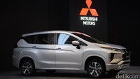 Dari bodinya mobil terlihat lebih besar dari kompetitornya, ground clearancenya juga cukup tinggi. Ukuran ban tidak jauh berbeda dengan kompetitornya. (dok. Mitsubishi).