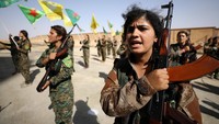 Tentara wanita ini terbiasa dengan senjata laras panjang. REUTERS/Rodi Said.