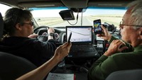 Para pemburu badai ini berkeliling dengan menggunakan mobil dan peralatan lengkap untuk memburu badai yang akan terbentuk. Rachel Humphrey dan Tim Marshall berdiskusi sambil melihat radar (Drew Angerer/Getty Images)