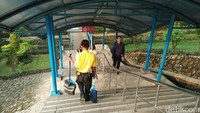 Terdapat dua akses masuk ke stasiun Jurangmangu, yakin dari Jalan Cendrawasih dan Jalan Lingkar Bintang Xchange. Jika penumpang datang dari Jalan Lingkar Bintaro Xchange, mereka akan berjalan melewati kolong Tol Jakarta-Serpong.