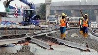 Pasukan pemasang rel MRT siap bekerja.