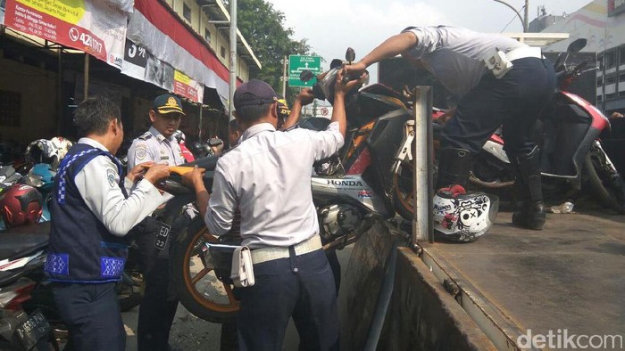Dishub Angkut 20 Kendaran yang Parkir di Trotoar Senen