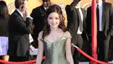 Aduh! Jempol Ariel Winter Terpotong Saat Bikin Salad