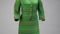 Kalau ada seragam pramugari yang eksentrik dan revolusioner, barangkali itu akan jadi milik Braniff International Airways ini. Seragam ini hasil rancangan Emilio Pucci di tahun 1965. Desainnya berkesan retro dan kaya warna ya! (SFO Museum/Facebook)