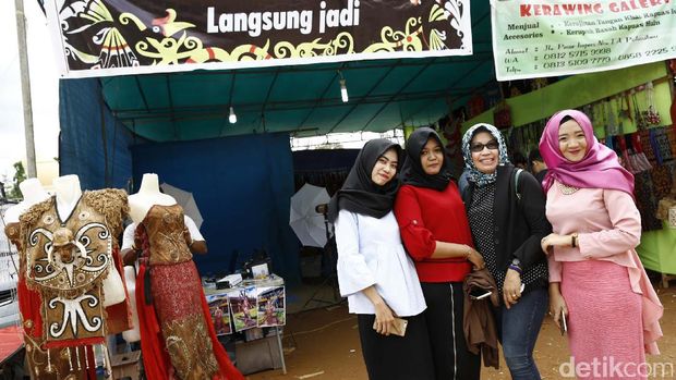 Liswari dan kawan-kawannya yang berjilbab di Gawai Dayak / 