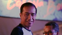 Jokowi tampak begitu santai dengan mengenakan kaus We The Fest. Foto: Asep Syaifullah/detikHOT