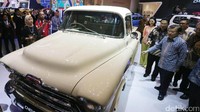 JK melihat mobil Chevrolet.