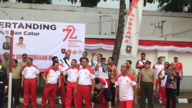 Tim TNI memenangkan pertandingan voli ini.