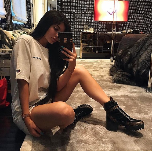 Kylie selfie dengan gaya grundge-nya yang khas. Yay or nay? Foto: Instagram