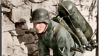 Seorang prajurit dengan senjata pelontar api nampak bersiaga. Konon, menurut Jerman tentara ini berhasil menghancurkan tujuh bunker dan menangkap 50 orang prajurit Soviet dengan senjara berupa pelontar api dan beberapa granat pada tahun 1941. Istimewa/Pinterest.