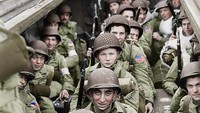 Sejumlah tentara Amerika dari resimen infantri ke-16 saat menuju pantai di Aljazair selama operasi Obor tahun 1942. Istimewa/Pinterest.