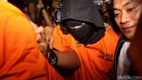 Ello dan DM ditangkap bersama satu orang lainnya yang berinisial RGG di Griya Kecapi, Jagakarsa, sekitar pukul 01.00 WIB, Minggu (6/8). Namun RGG tidak ditetapkan sebagai tersangka karena tidak ada bukti keterkaitan dengan penyalahgunaan narkotika. (Foto: Rengga Sancaya/detikcom).