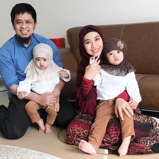 Bintang film Ketika Cinta Bertasbih Oki Setiana Dewi menikah setelah kenal hanya beberapa bulan dengan Ory Vitrio. Pasangan yang menjalani proses taaruf sebelum menikah itu dikaruniai tiga anak. Foto: Dok. Instagram