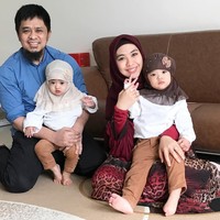 Bintang film Ketika Cinta Bertasbih Oki Setiana Dewi menikah setelah kenal hanya beberapa bulan dengan Ory Vitrio. Pasangan yang menjalani proses taaruf sebelum menikah itu dikaruniai tiga anak. Foto: Dok. Instagram