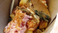 Hampir mirip dengan gado-gado, lotek yang berasal dari Jawa Barat ini dibuat dengan campuran sayuran matang. Hanya saja, bumbu kacangnya agak sedikit berbeda, ditambahkan dengan kencur dan bawang putih. Lotek juga disajikan dengan irisan telur rebus dan kentang yang dipadu dengan lontong. Dijamin enak! Foto: Istimewa
