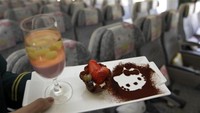 Belum puas dengan berbagai interior yang lucu, hidangan di pesawat pun juga dibuat dengan bentuk Hello Kitty. Seperti makanan penutup yang satu ini! (Reuters)