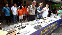 Polisi juga mengamankan airsoft gun bermerk Archer M84 323 nomor 99MO1615 dan M9 Berreta USA nomor KJ35569.